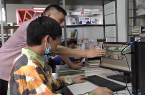 图片包含 室内, 人, 桌子, 年轻
描述已自动生成