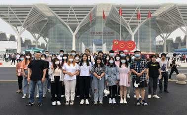 一群人站在建筑前的广场上有许多人
中度可信度描述已自动生成